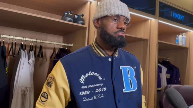 竞技宝App-爆了！詹皇暂停斜眼瞪队友，这表情连东契奇都顶不住，何况是顿宝